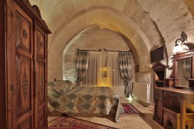 Shoestring Cave House