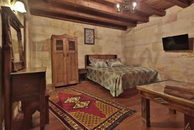 Shoestring Cave House