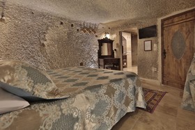 Shoestring Cave House