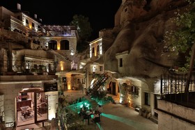 Shoestring Cave House