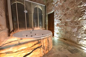 Shoestring Cave House