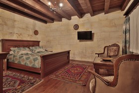 Shoestring Cave House