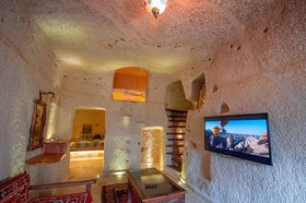 Shoestring Cave House