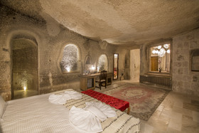 Hera Cave Suites
