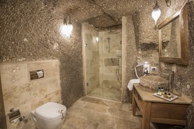 Hera Cave Suites