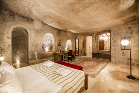 Hera Cave Suites