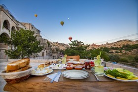 Hera Cave Suites