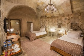 Hera Cave Suites