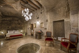 Hera Cave Suites