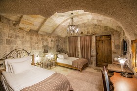 Hera Cave Suites