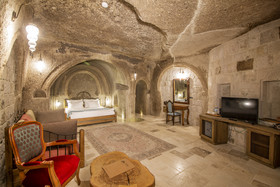 Hera Cave Suites