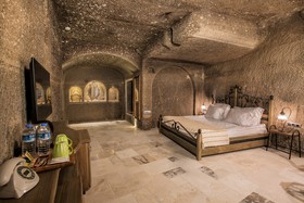 Hera Cave Suites
