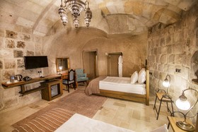 Hera Cave Suites