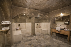 Hera Cave Suites