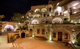 Hera Cave Suites