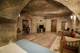 Hera Cave Suites