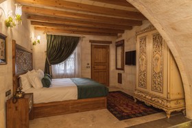Solo Cave Suites