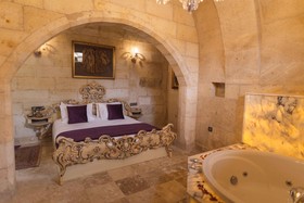 Solo Cave Suites