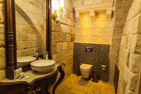 Solo Cave Suites