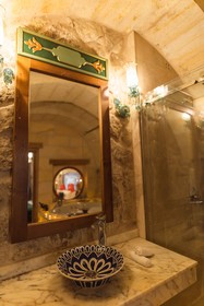 Solo Cave Suites
