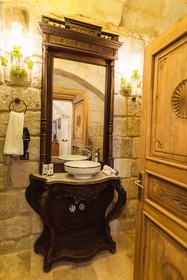 Solo Cave Suites