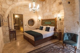 Solo Cave Suites