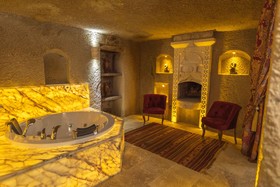Solo Cave Suites