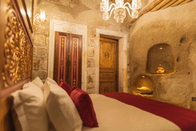 Solo Cave Suites