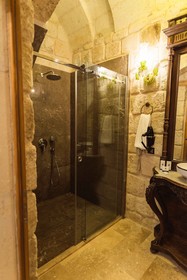 Solo Cave Suites