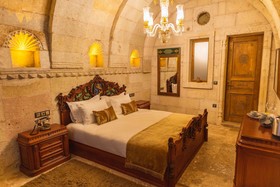 Solo Cave Suites