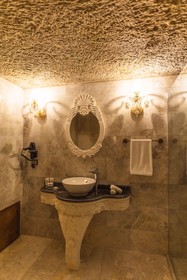 Solo Cave Suites