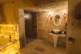 Solo Cave Suites