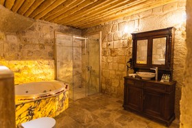 Solo Cave Suites