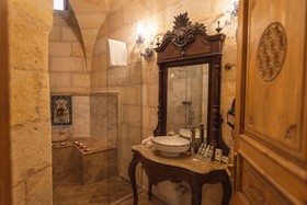 Solo Cave Suites