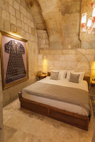 Solo Cave Suites