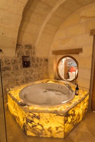 Solo Cave Suites
