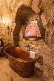 Solo Cave Suites