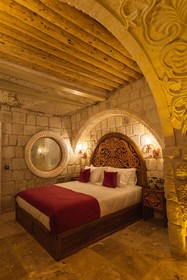 Solo Cave Suites