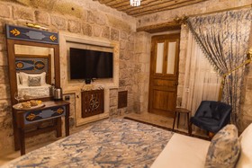 Solo Cave Suites