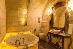Solo Cave Suites