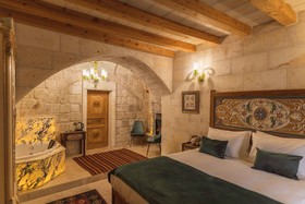 Solo Cave Suites