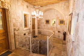 Solo Cave Suites