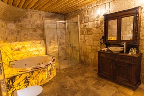 Solo Cave Suites