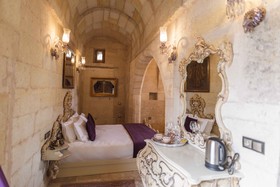 Solo Cave Suites
