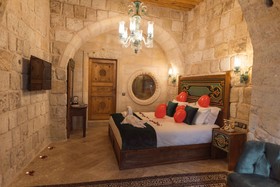 Solo Cave Suites