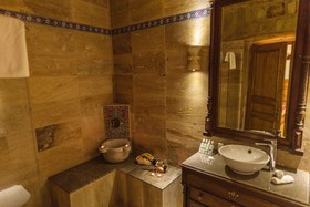 Solo Cave Suites