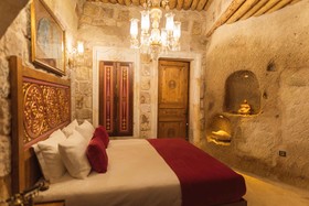 Solo Cave Suites