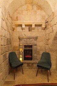 Solo Cave Suites