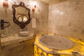 Solo Cave Suites