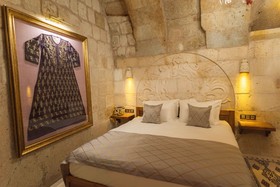 Solo Cave Suites